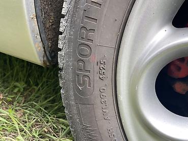 06a 133 317 a: Alu felne 5x98 R16 sa novim zimskim gumama dve su dok 35/25 dve 45/25 — 2