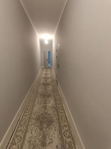 срочно продаю дом ак ордо: Номер в гостинице с удобной кроватью, столом и кондиционером. В