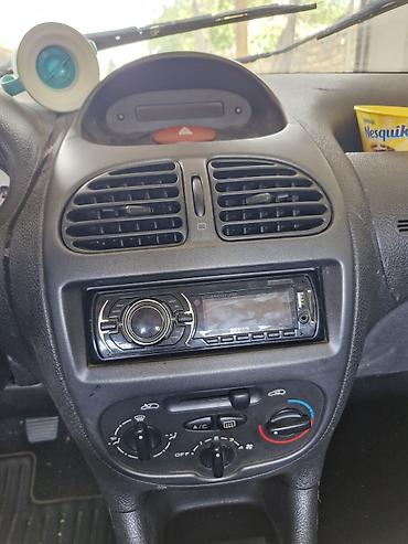 Peugeot: Peugeot 206, hečbek, srebrna boja. Karoserija i spoljašnost: - 5 — 13