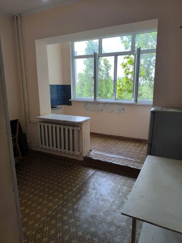 срочно продаётся 1 комнатная квартира в районе ошского рынка по улице кенсуйская: 1 комната, Собственник, Без подселения, С мебелью частично