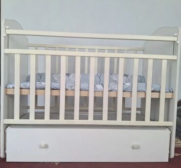 стульчик для кормления 3 в 1: Детская кроватка из дерева, выполненная в светлом цвете, станет уютным