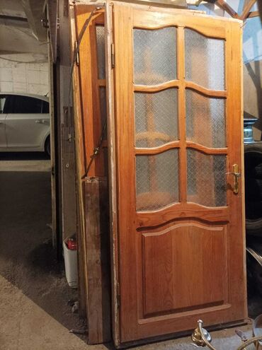 Межкомнатные двери: Taxta materialdan hazırlanmış, şüşəli, daxili qapı. Qapının üzərində