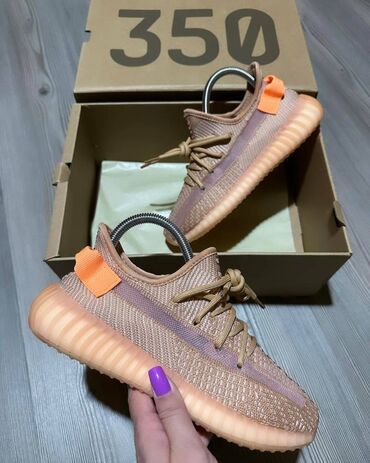 Patike: Adidas Yeezy Boost 350 patike A klasa

Novo.
Brojevi 36 do 46 — 20