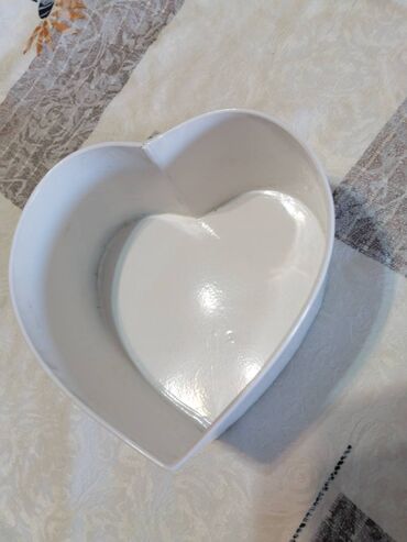 ukrasni jastuci: Ukrasna činija u obliku srca bele boje, metalna. Kao nova. Visina 8