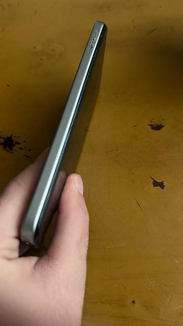 sensor telefon: Smartfon – gümüş rəngli, zərif düz kənarlı korpus, ön tərəfdə tam — 4