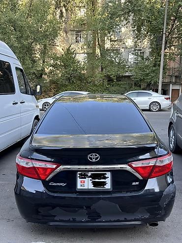 камри сидения: Toyota Camry SE, черный седан бизнес‑класса. Кузов и экстерьер: - — 2