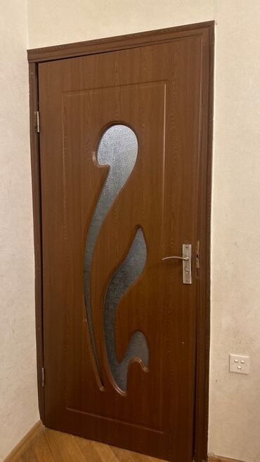 Otaq qapıları: 5 ədəd Qapı satəlır, Ölçüləri 2m / 83 sm, birinin ölçüsü eni 78 sm 1