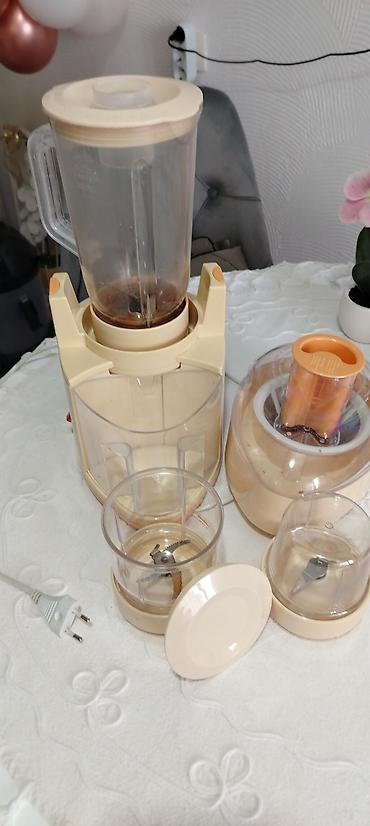 giros aparat: Multipraktik, blender, sokovnik i secko, sve u jednom. Ima 4 različita — 6