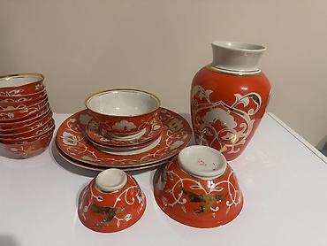 Фарфоровый сервиз с вазой, красный с бело‑золотым декором Состав at lalafo.kg Фарфоровый сервиз с вазой, красный с бело‑золотым декором Состав