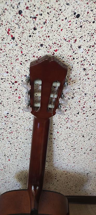 electro gitara: Klassik akustik gitara – LoMed modeli (etiketdə “LoMed model: L16” — 2