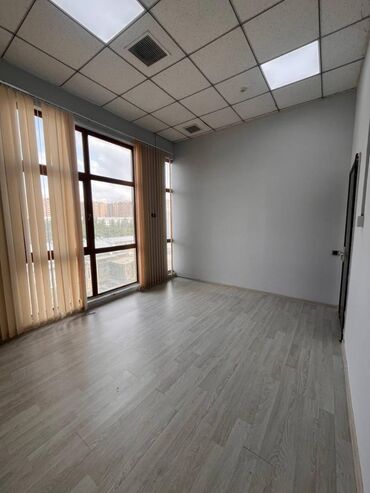 Ofislər: 28 May metrosuna piyada məsafədə. Nefçilər Prospektinə, 8 Noyabr və — 2