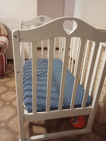 bunk bed: Детская кроватка из дерева, белая. - Опускающаяся (съемная) боковая — 2