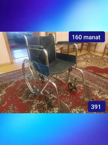 Təkərli kürsü gümüşü rəngdə metal çərçivəyə və tünd oturacaq, arxalıq