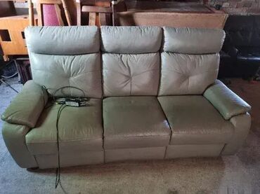 Sofe i kaučevi: Odlican kozni trosed ima napajanje strujom i svoj adapter za sklapanje na lalafo.rs — 4 Sofe i kaučevi: Odlican kozni trosed ima napajanje strujom i svoj adapter za sklapanje — 4