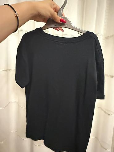 sweatshirt azerbaycan dilinde: Jaket ve t-shirt her ikisi 8 azn-dir. T-shirt S jaket ise L razmerdir — 4