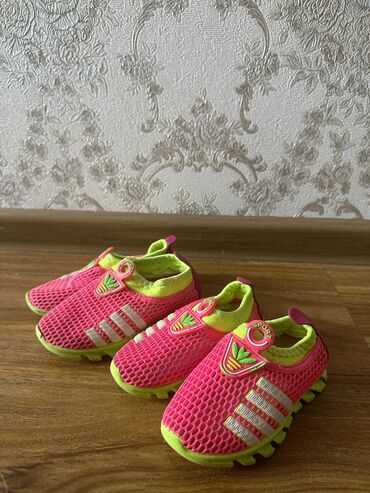 Детская обувь: Б/у сетчатые кроссы на девочек в хорошем состоянии, размеры 22 и 26