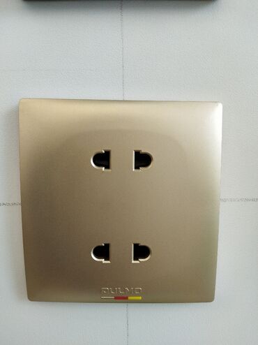 rutubet ölçen cihazlar: Qızılı rəngdə, dörd çıxışlı elektrik rozetkası. Evdə və ya ofisdə