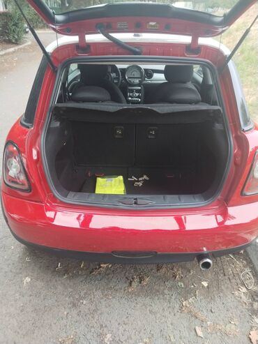 Mini: Mini Cooper, crvene boje, trovratni hečbek. Glavne karakteristike: - — 2