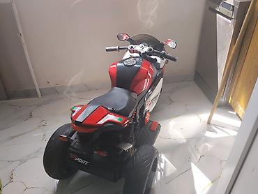 yamaha r3: Uşaq üçün elektrikli üçtəkərli motosiklet - Rəng: qırmızı-qara, idman — 2