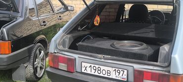 чехлы на машину: Автомобильный сабвуфер в корпусе, предназначенный для установки в