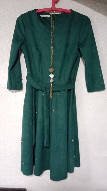 вечерние платья ниже: Вечернее платье, Короткая модель, Велюр, С рукавами, M (EU 38)