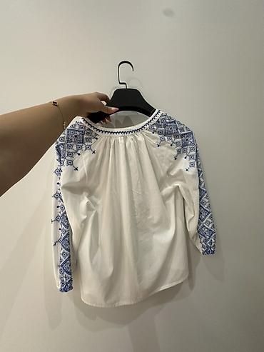 Рубашки и блузы: 50 manata alınıb,30 manata sarılır tezedi. Ağ rəngli etnik naxışlı — 2