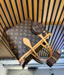 Putni koferi i torbe: Torbe
Cena:4400 din

Veličina:30x20cm
Svaka torba ima serijski broj — 1