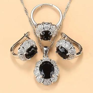 Ostali nakit: Lanac sa priveskom,minđuše i prsten (podesiv)
Cena:1900din — 2