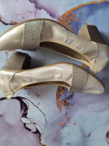 Tuflilər: Qadın ayaqqabıları – 2 cüt 1) Rəng: açıq şampan/metalik bej. - — 2