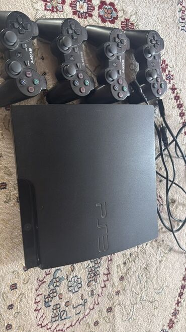 PS3 (Sony PlayStation 3): Игровая консоль Sony PlayStation 3 в комплекте с четырьмя