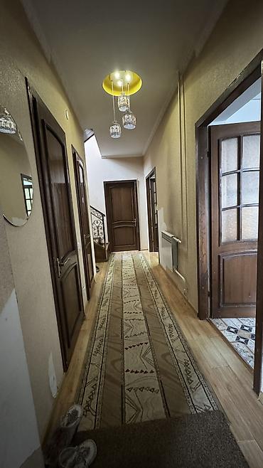 Продажа коттеджей и домов: Продаётся двухэтажный жилой дом с отдельным входом и крыльцом. Вместе — 4