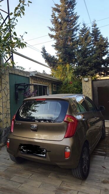 Kia: Kia Picanto, qəhvəyi/bronza rəng, 5 qapılı hetçbek. Xüsusiyyətlər: - — 6