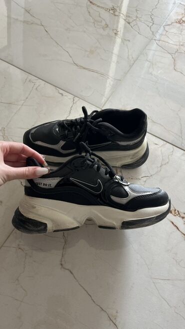 Botinkalar: Məhsul: Nike idman ayaqqabısı (snikers) - Rəng: qara + krem-ağ