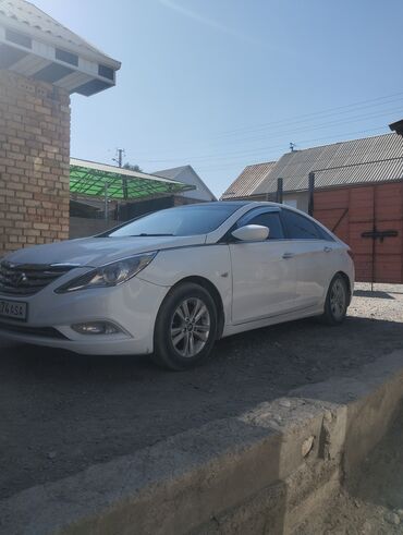 оптом автозапчасти: Белый седан Hyundai Sonata – это элегантный и практичный автомобиль