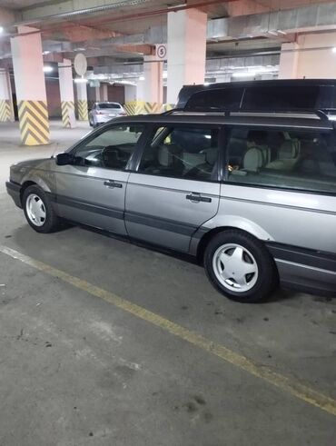 машина семейная: Volkswagen Passat Variant: 1989 г., 1.8 л, Механика, Бензин, Фургон