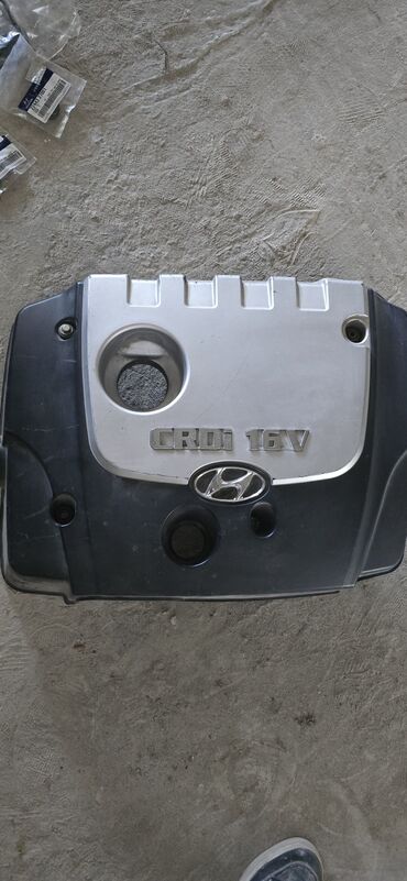 variator sürətlər qutusu: Hyundai CRDi 16V mühərrik dekor qapağı - Üstündə “CRDi 16V” yazısı və