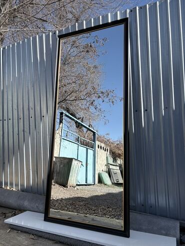 Зеркала: В наличии Минималистичное зеркало с сочетанием черной и золотой рамы с — 1