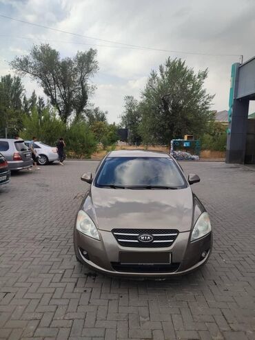 машына автомат: Хэтчбек Kia Cee'd в серо-коричневом цвете. Автомобиль оснащен