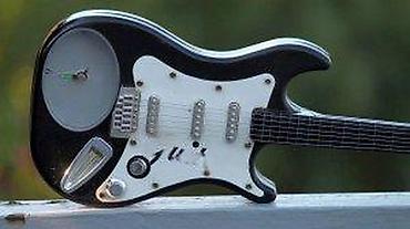 Gitare: Fender Stratocaster Zidni Sat. Fender Stratocaster Zidni Sat. Dužina — 11