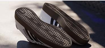 bison braon: Adidas patike – bele sa crnim prugama i gumiranim đonom u braon tonu — 3