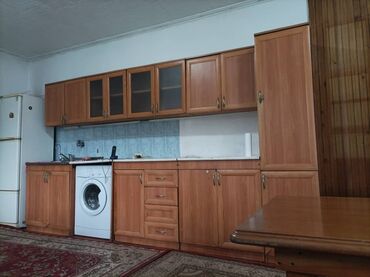 современная кухонная мебель для маленькой кухни: Кухонный гарнитур, Шкаф, Буфет, цвет - Оранжевый, Б/у