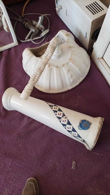 çanag: Ağ rəngdə, divara quraşdırılan əl yumaq üçün nəzərdə tutulmuş çanaq və