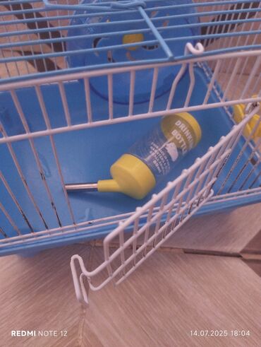 hamster satis: Qəfəs göy rəngdə, təkər, və hamster su içmək üçün su qabı, cəmi 15