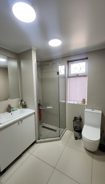 стеклянные ящики: Душевая кабина из закалённого стекла с распашной дверью -