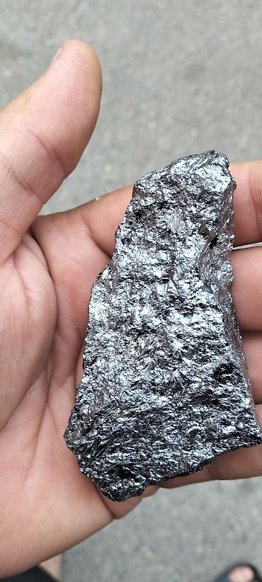 qiymətli: Təbii mineral nümunəsi – parlaq, metalik parıltılı qara-gümüşü rəngli — 1