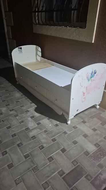 uşaqlar ucun lovhə: Uşaq çarpayısı/taxtı – ağ rəngdə, klassik dizaynlı. - Material — 1