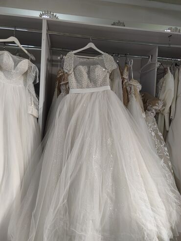 платья национальная: Сдается напрокат свадебное платье. Шикарное, пышное. Обшито камушками