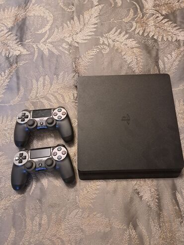 пульт ps4: Salam ps4 slim 1tb ideal veziyyetde icinde oyunlar var iki orginal