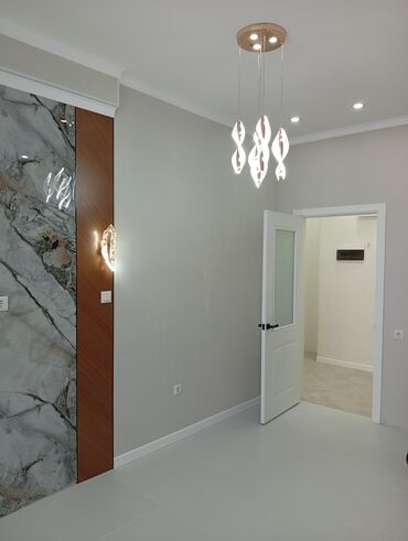 Ремонт под ключ: Светлый современный интерьер квартиры с дизайнерским освещением и — 2