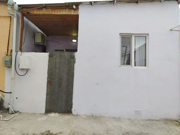 ev elanlari 2022: Obyekt: Kiçik həyətli 1 otaqlı ev Təsvir: - Girişdə dəmir qapılı